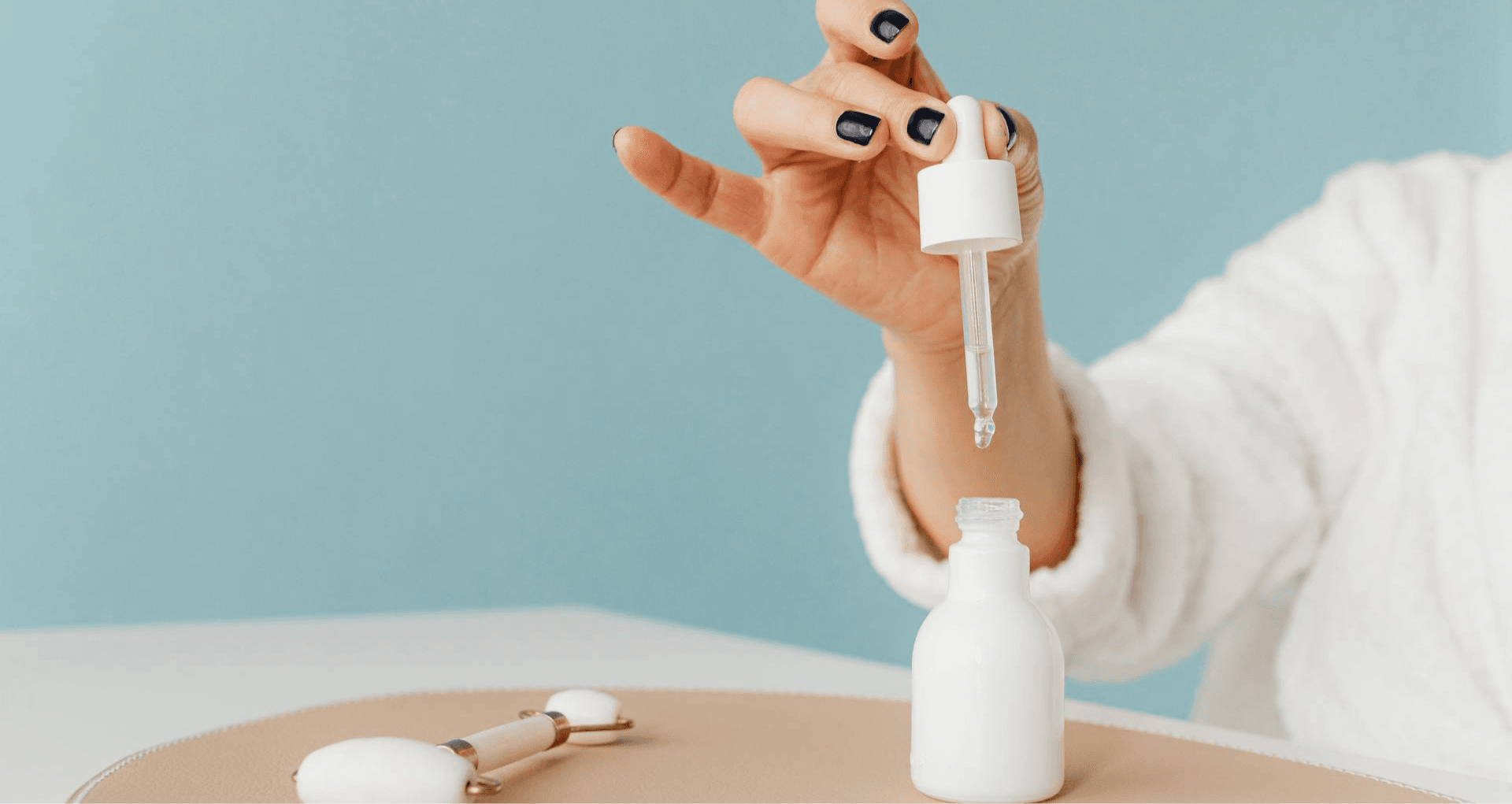 Sérum cosmétique et pipette, illustration des produits utilisés dans une routine de peau