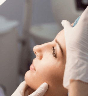 Soin du visage avec un appareil, illustration de la qualité de peau